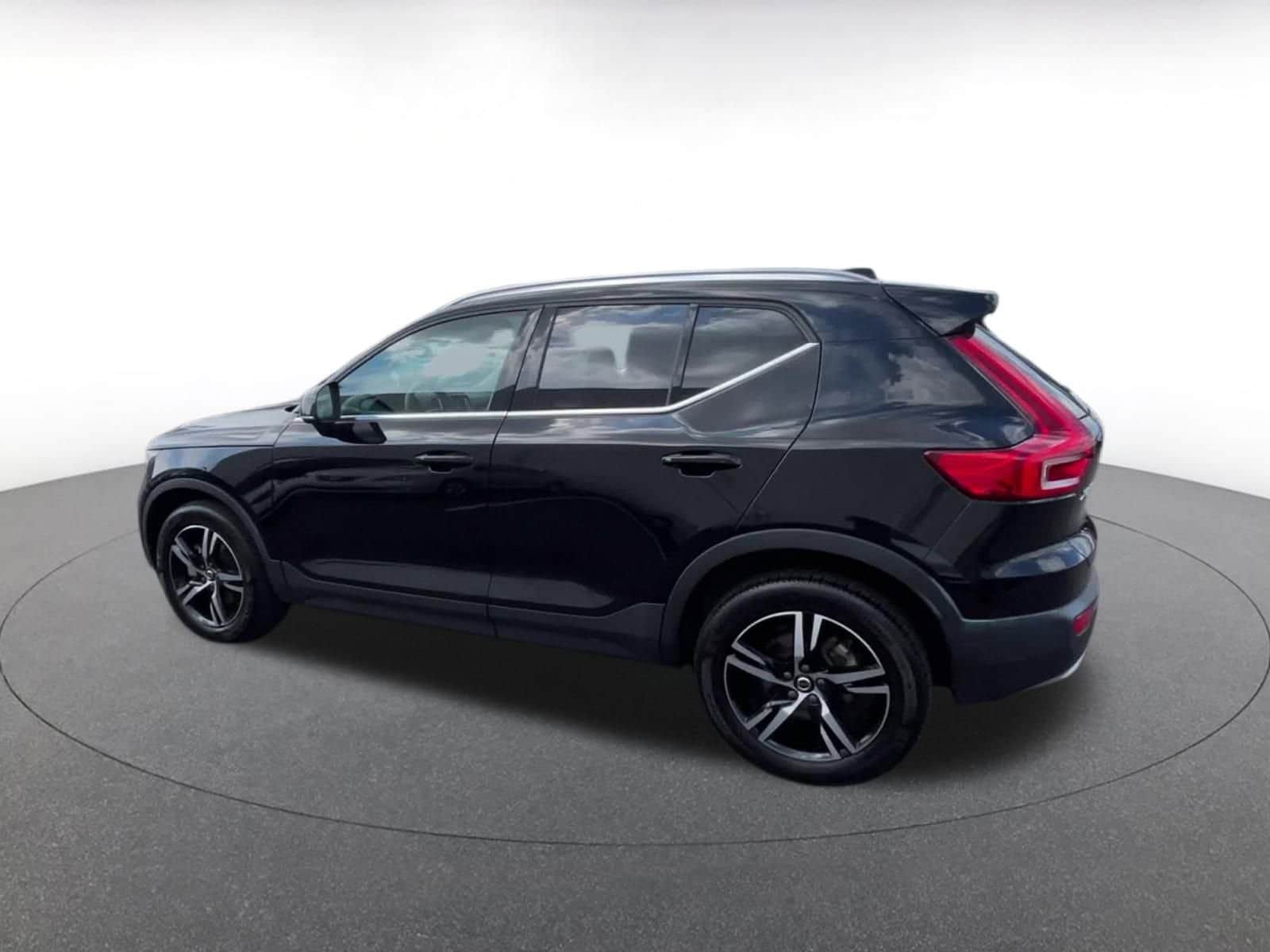 Thumbnail: 2024 Volvo XC40 - 10