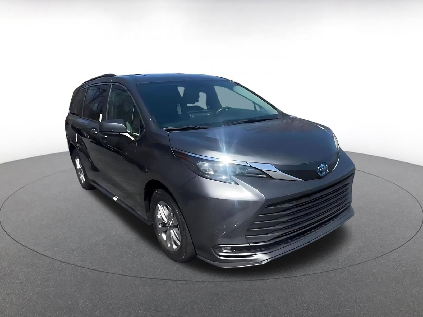 Thumbnail: 2025 Toyota Sienna - 3