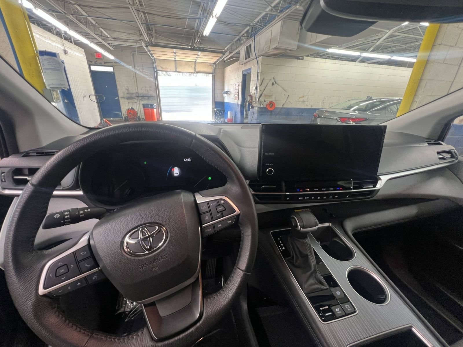 Thumbnail: 2025 Toyota Sienna - 32