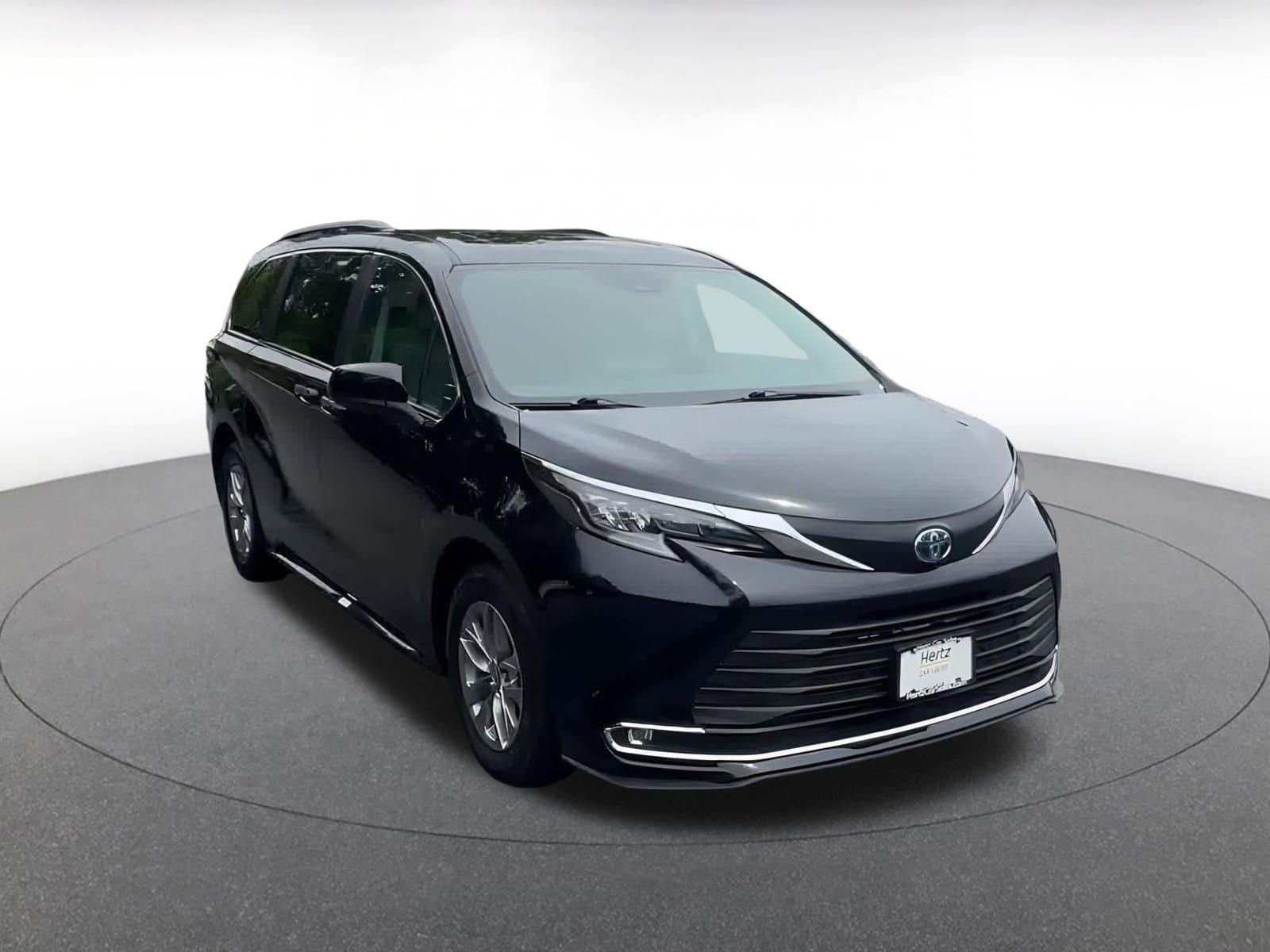 2024 Toyota Sienna XLE 3