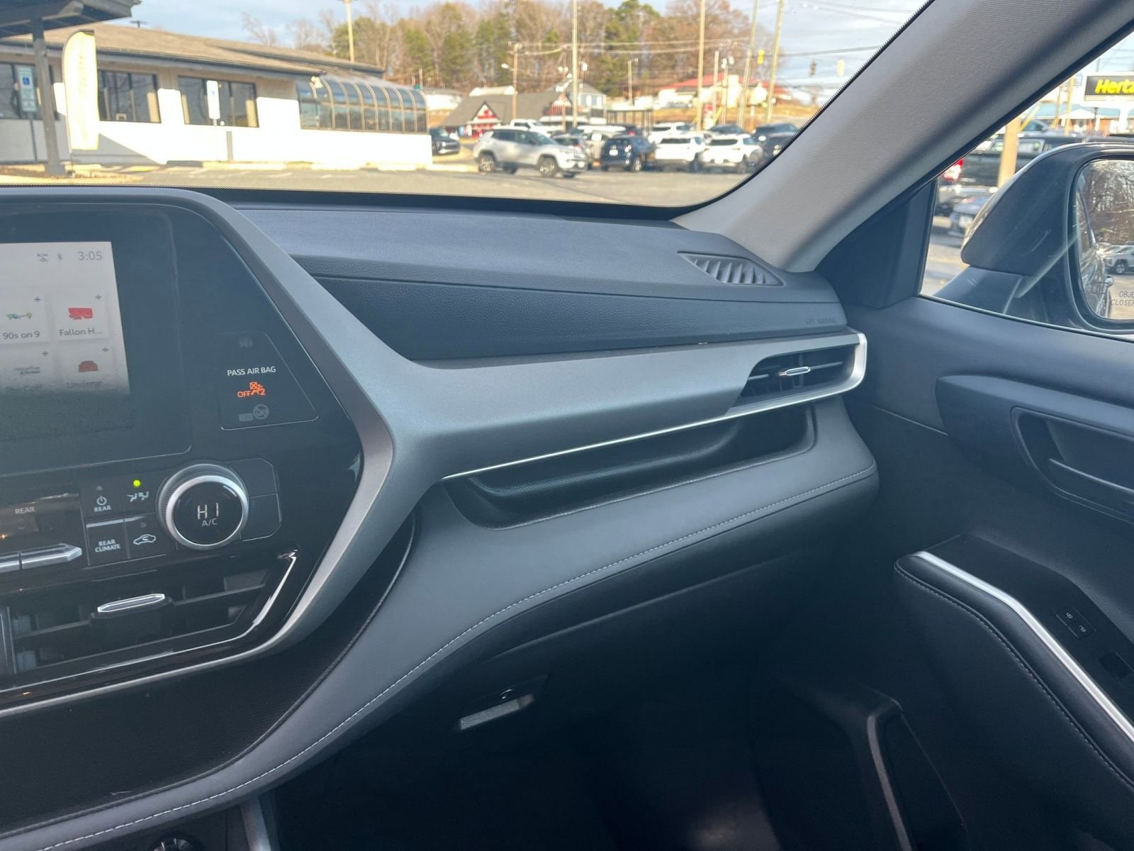 Thumbnail: 2025 Toyota Highlander - 32