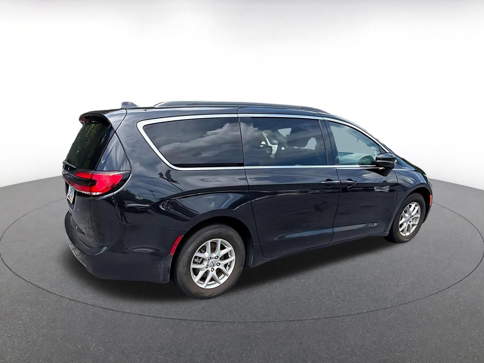 Thumbnail: 2024 Chrysler Pacifica - 10