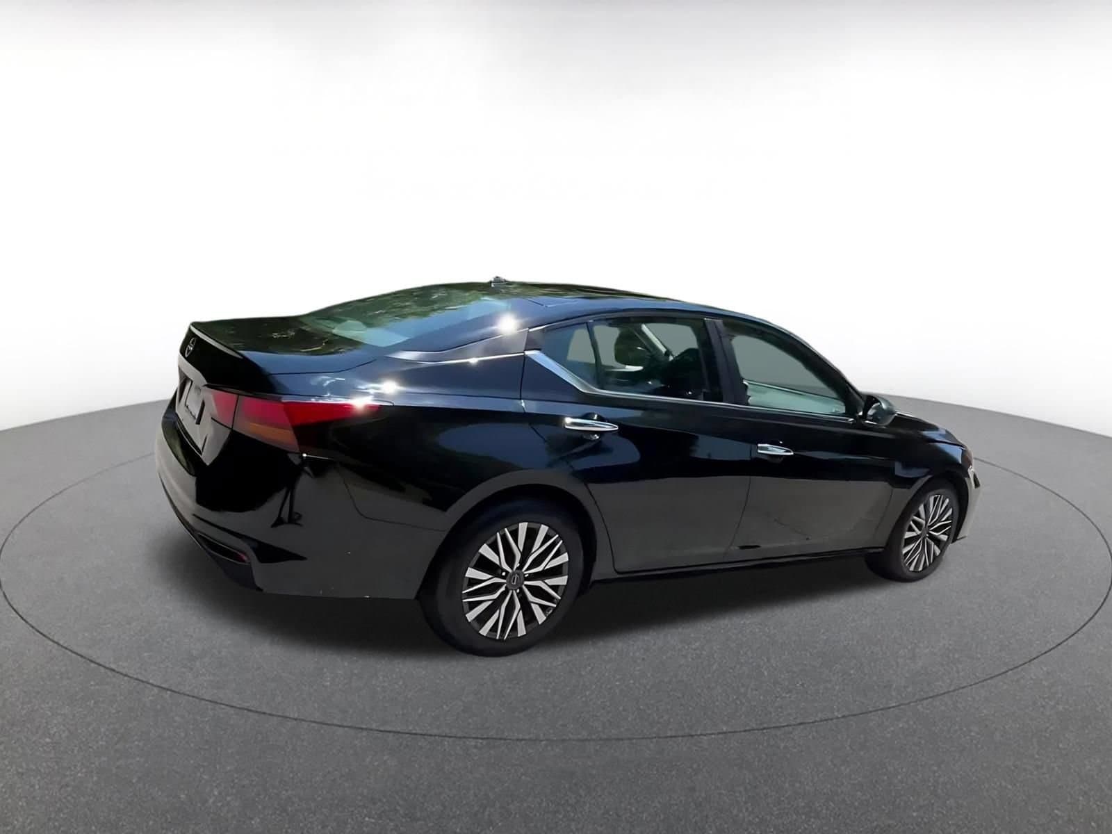Thumbnail: 2025 Nissan Altima - 17