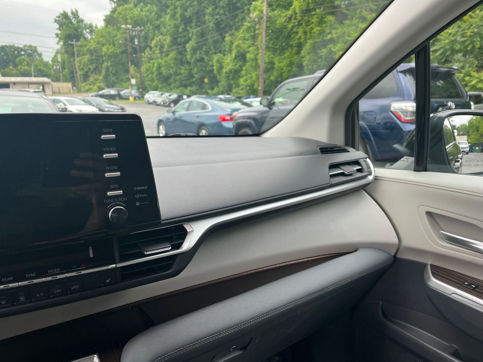 2024 Toyota Sienna XLE 29