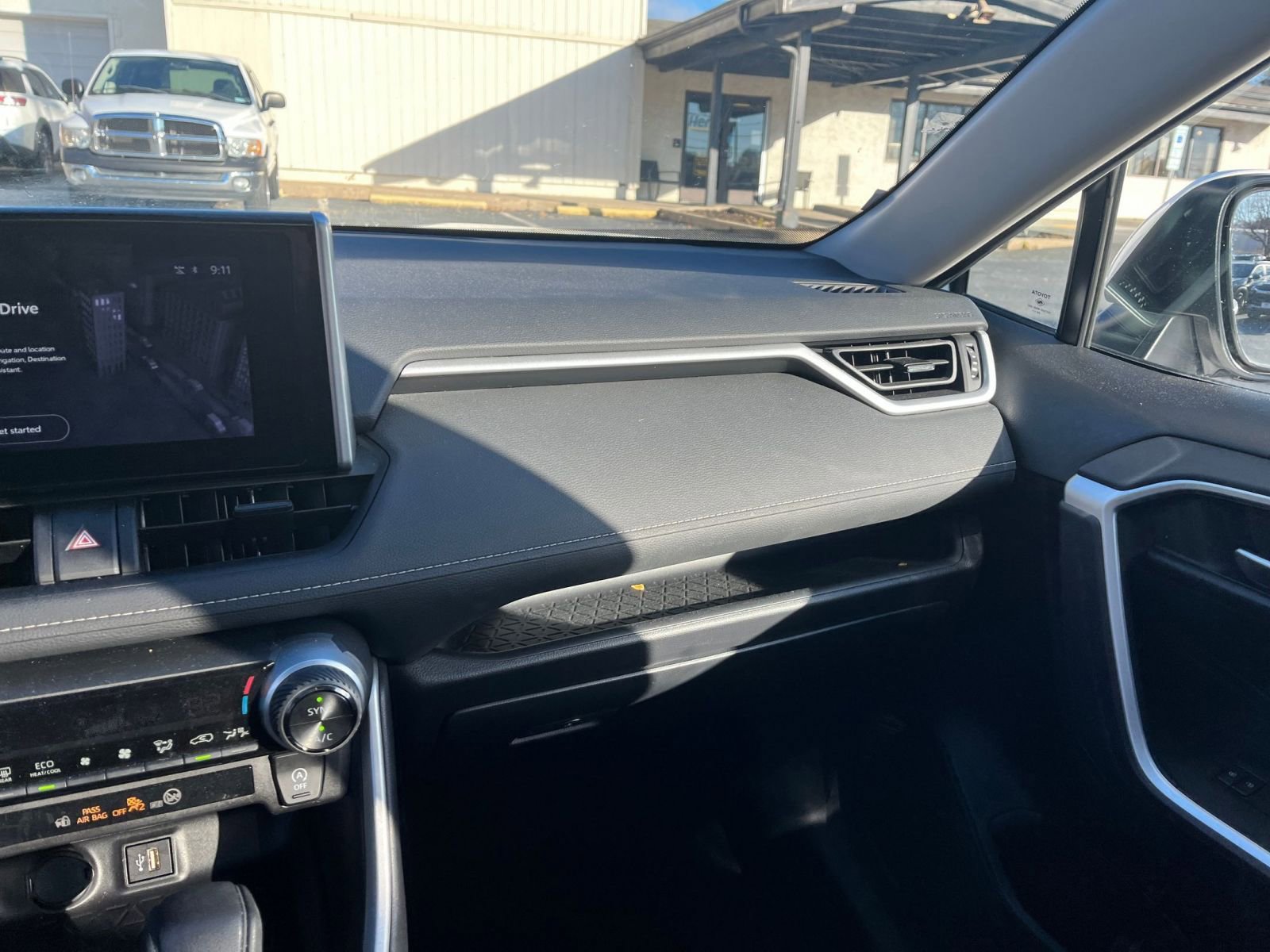 Thumbnail: 2025 Toyota RAV4 - 31