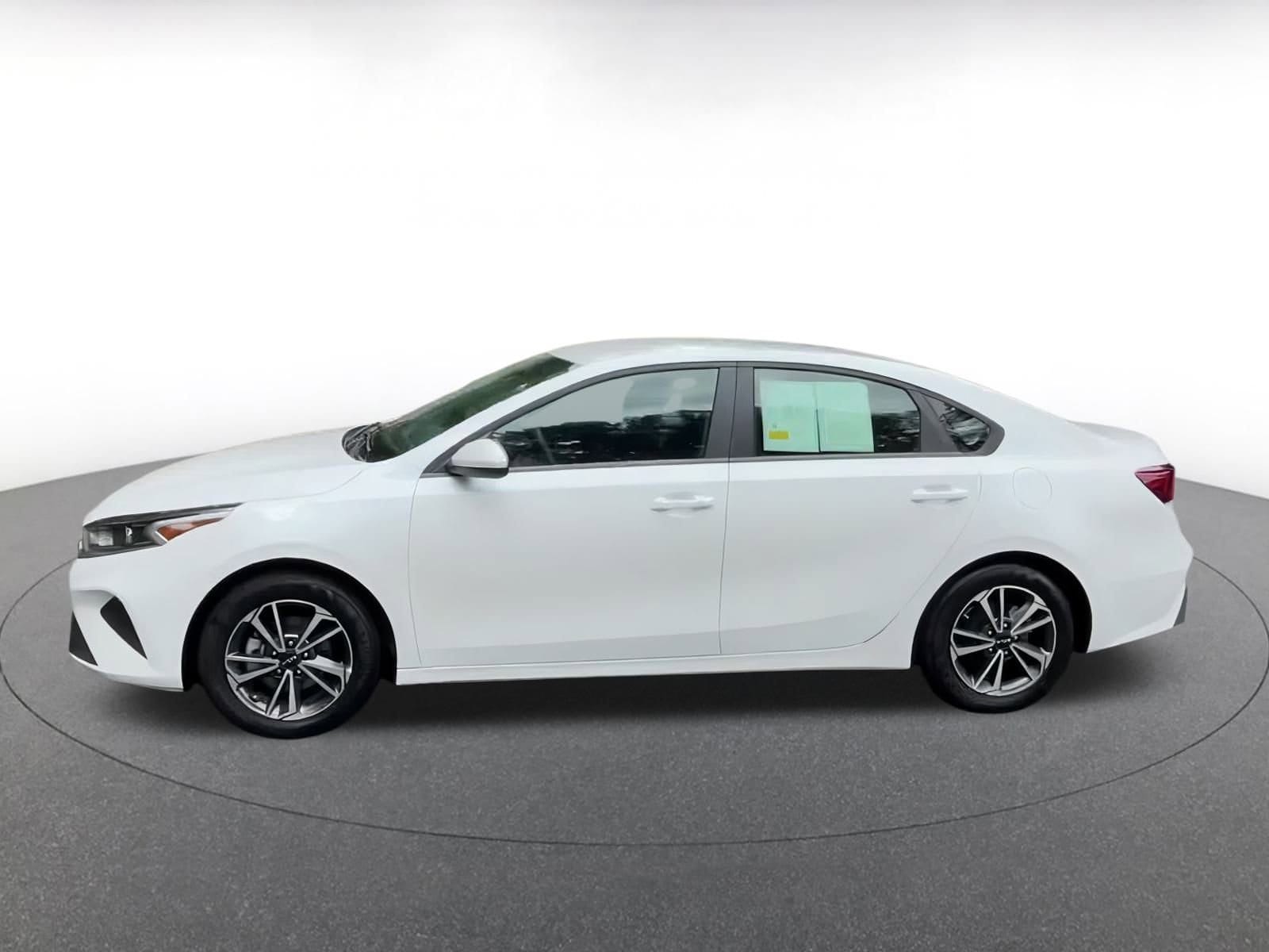 Thumbnail: 2024 Kia Forte - 9