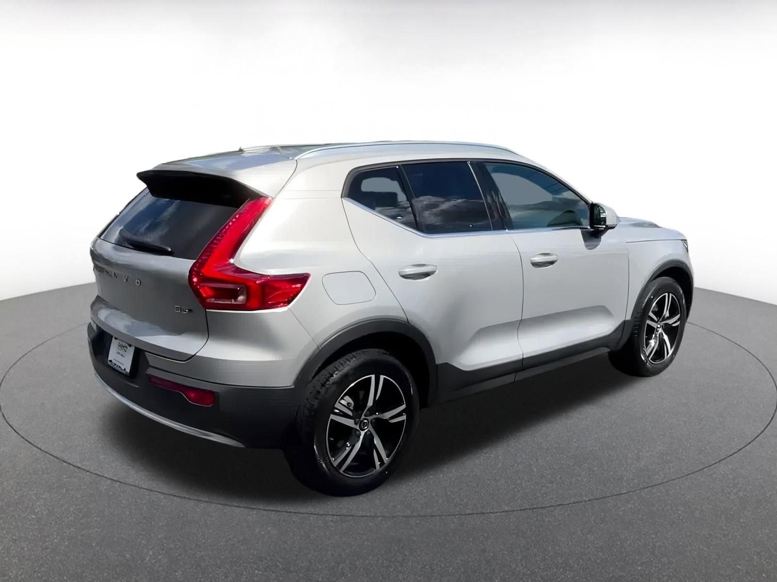 Thumbnail: 2024 Volvo XC40 - 23
