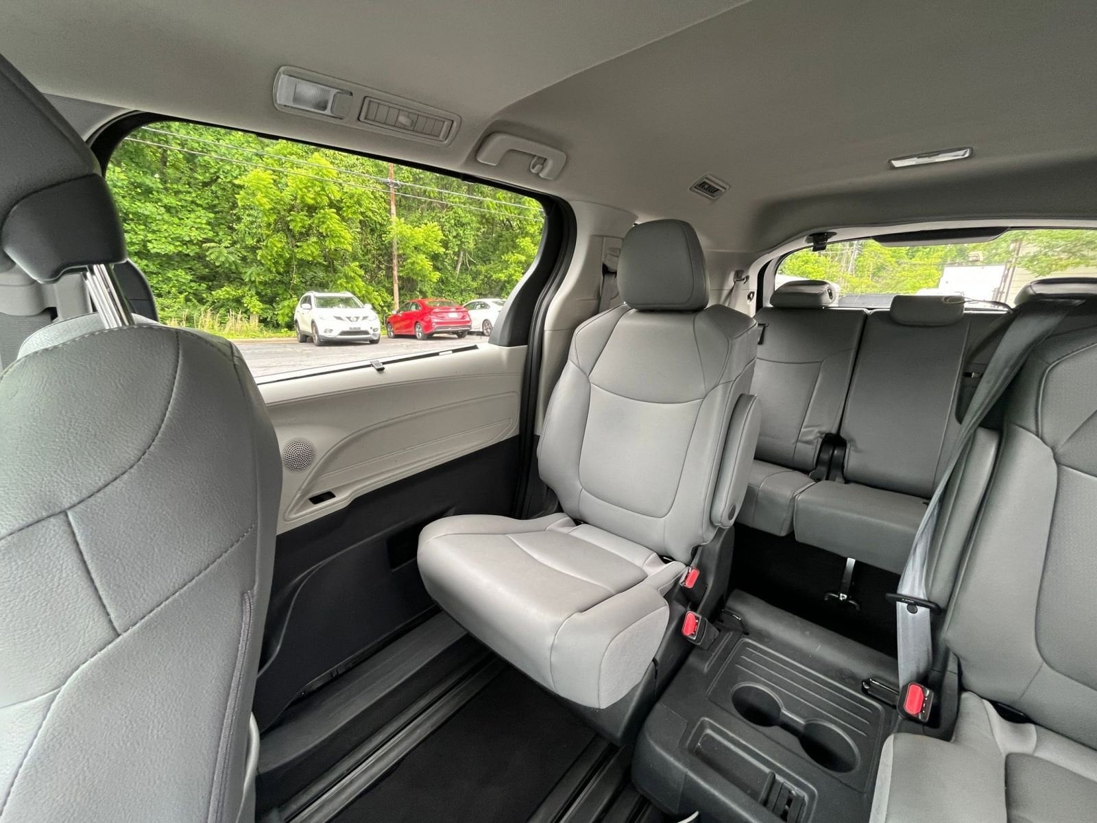 2024 Toyota Sienna XLE 33