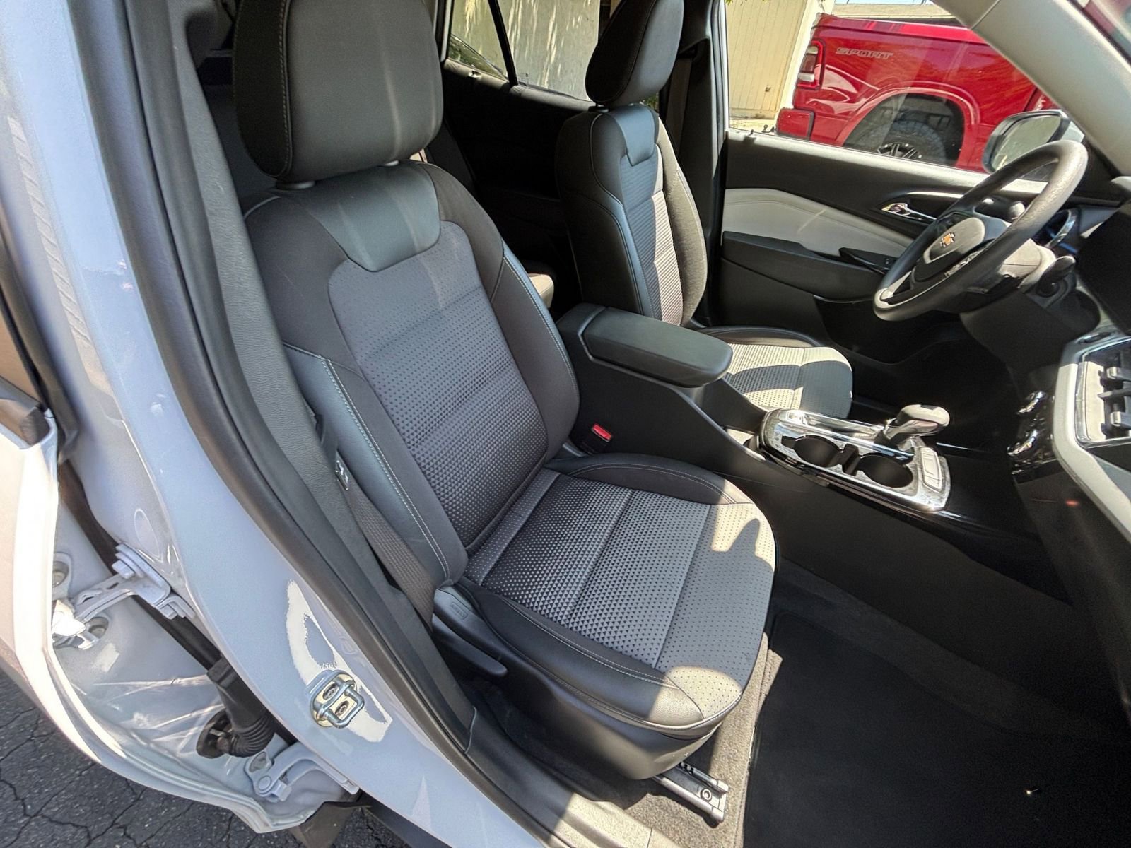 Thumbnail: 2025 Chevrolet Trax - 31