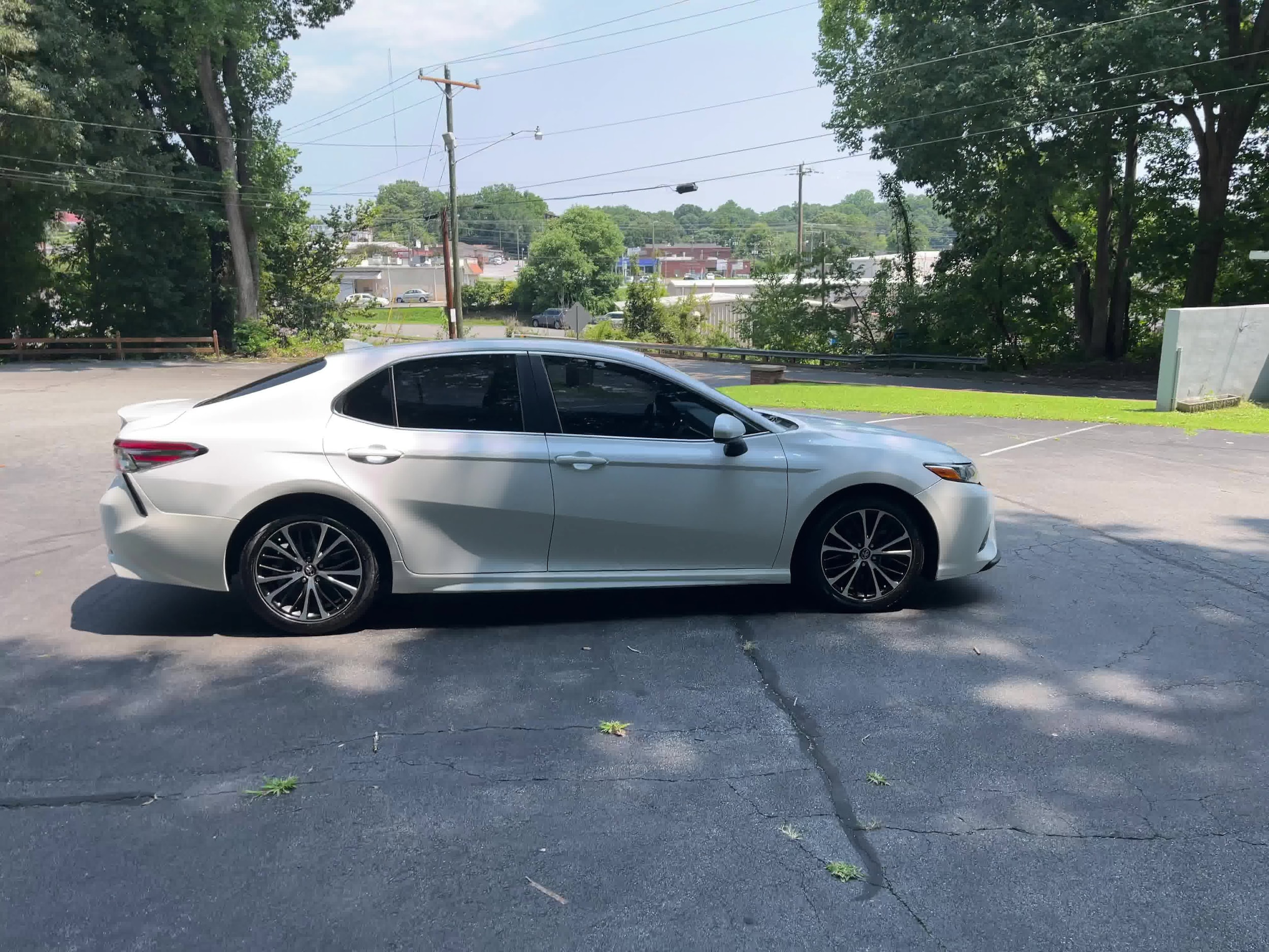 2019 Toyota Camry SE 16