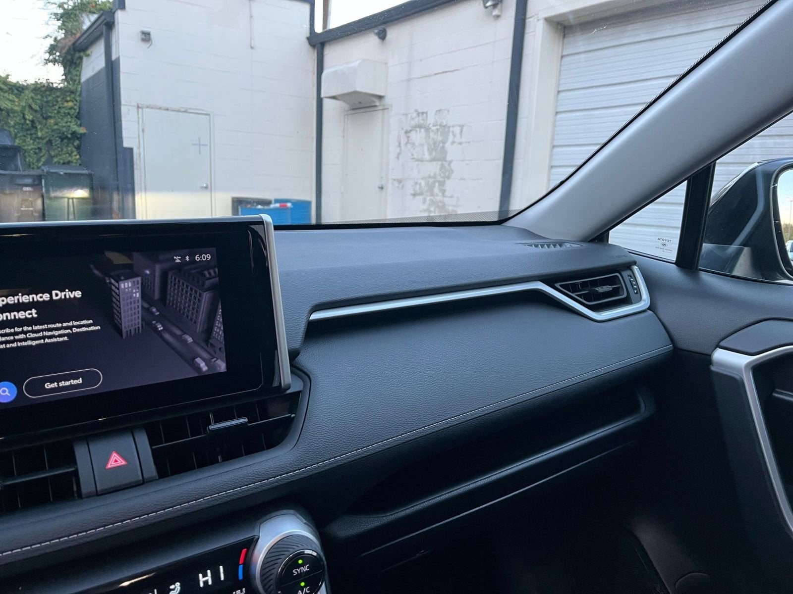 Thumbnail: 2025 Toyota RAV4 - 31