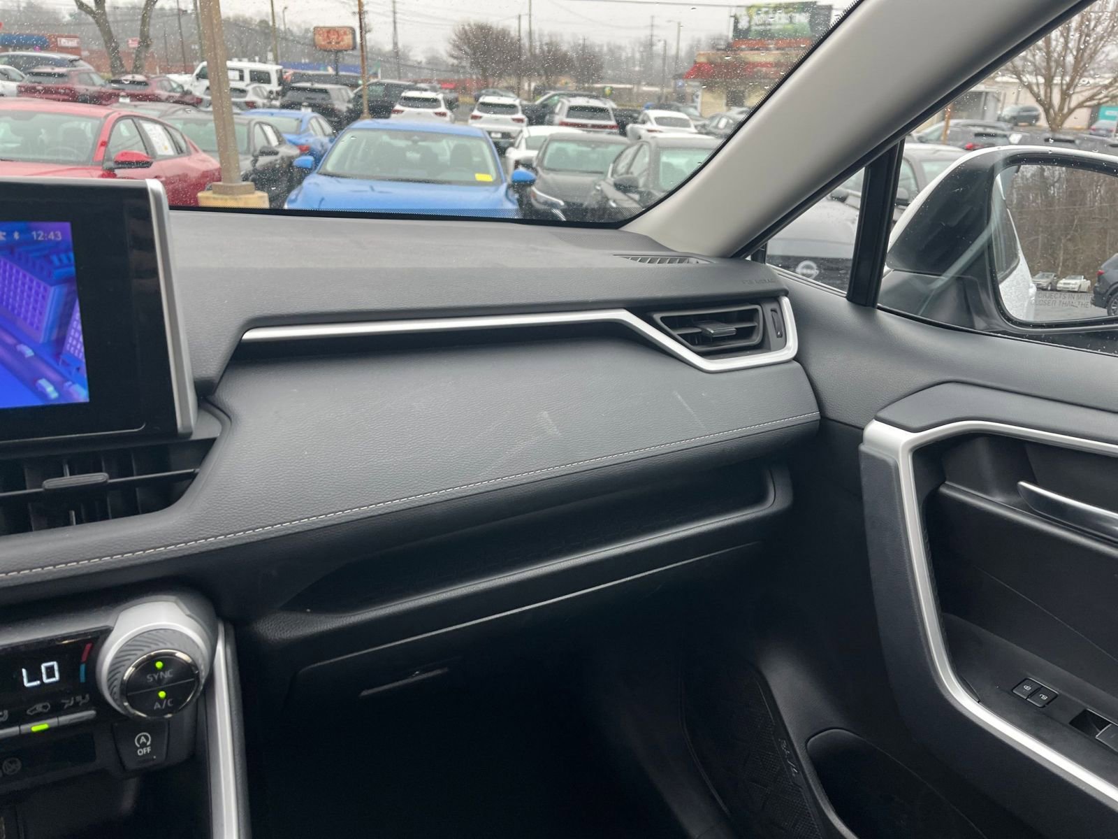 Thumbnail: 2025 Toyota RAV4 - 31