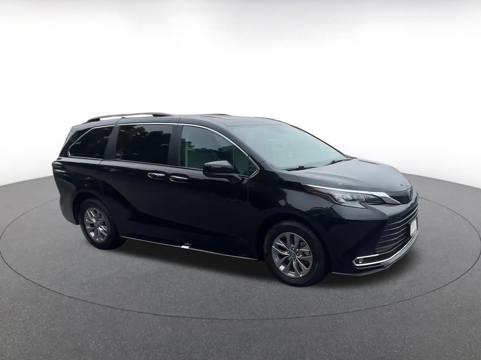 2024 Toyota Sienna XLE 2