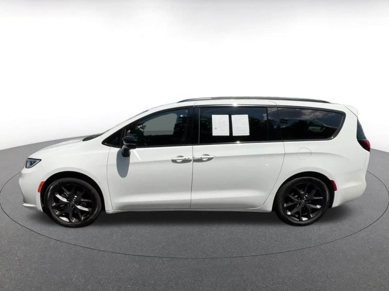 Thumbnail: 2025 Chrysler Pacifica - 8