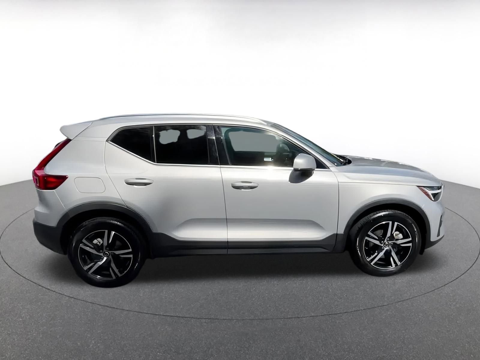 Thumbnail: 2024 Volvo XC40 - 25