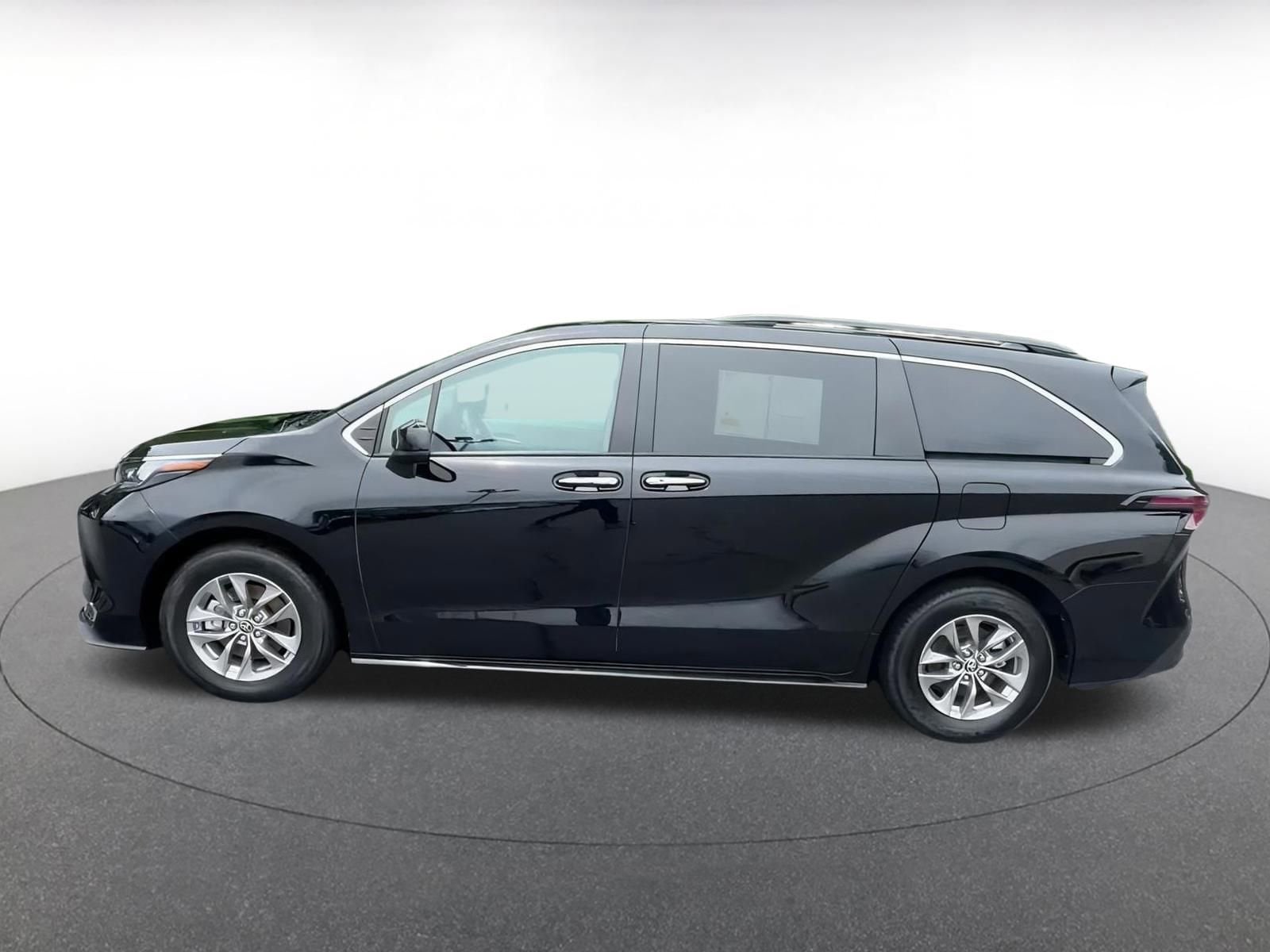 2024 Toyota Sienna XLE 8