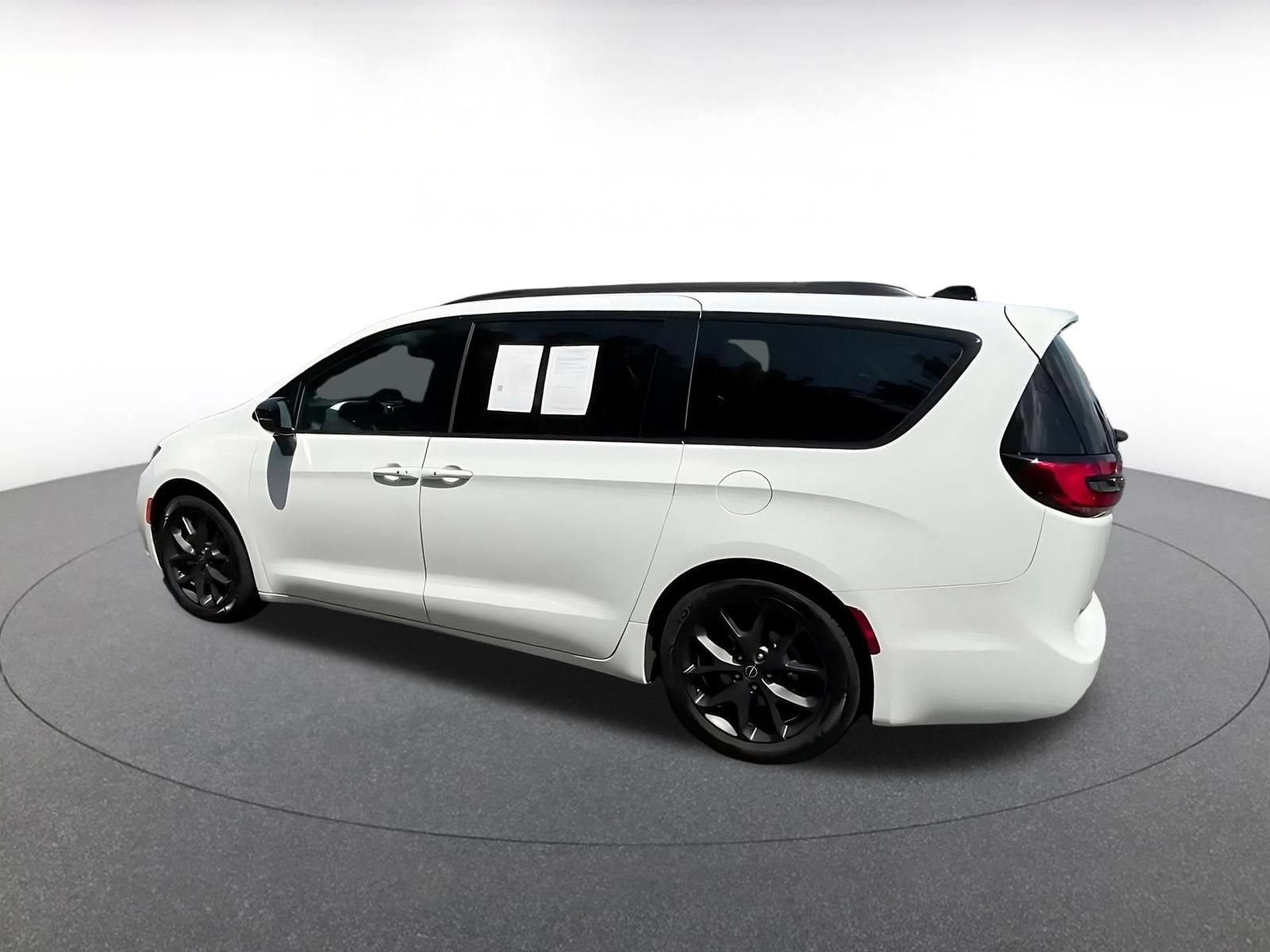Thumbnail: 2025 Chrysler Pacifica - 9