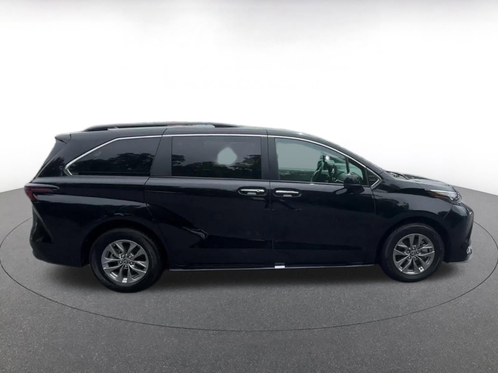 2024 Toyota Sienna XLE 16