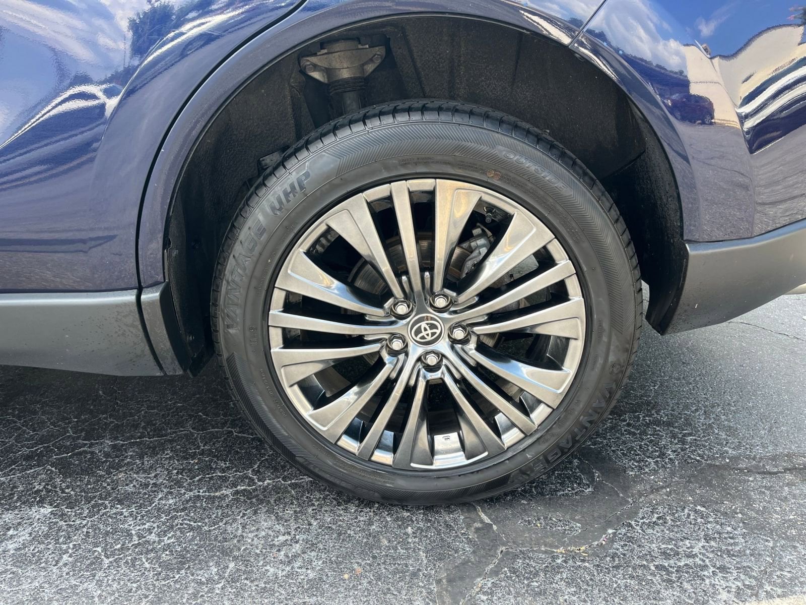 Thumbnail: 2023 Toyota Venza - 25