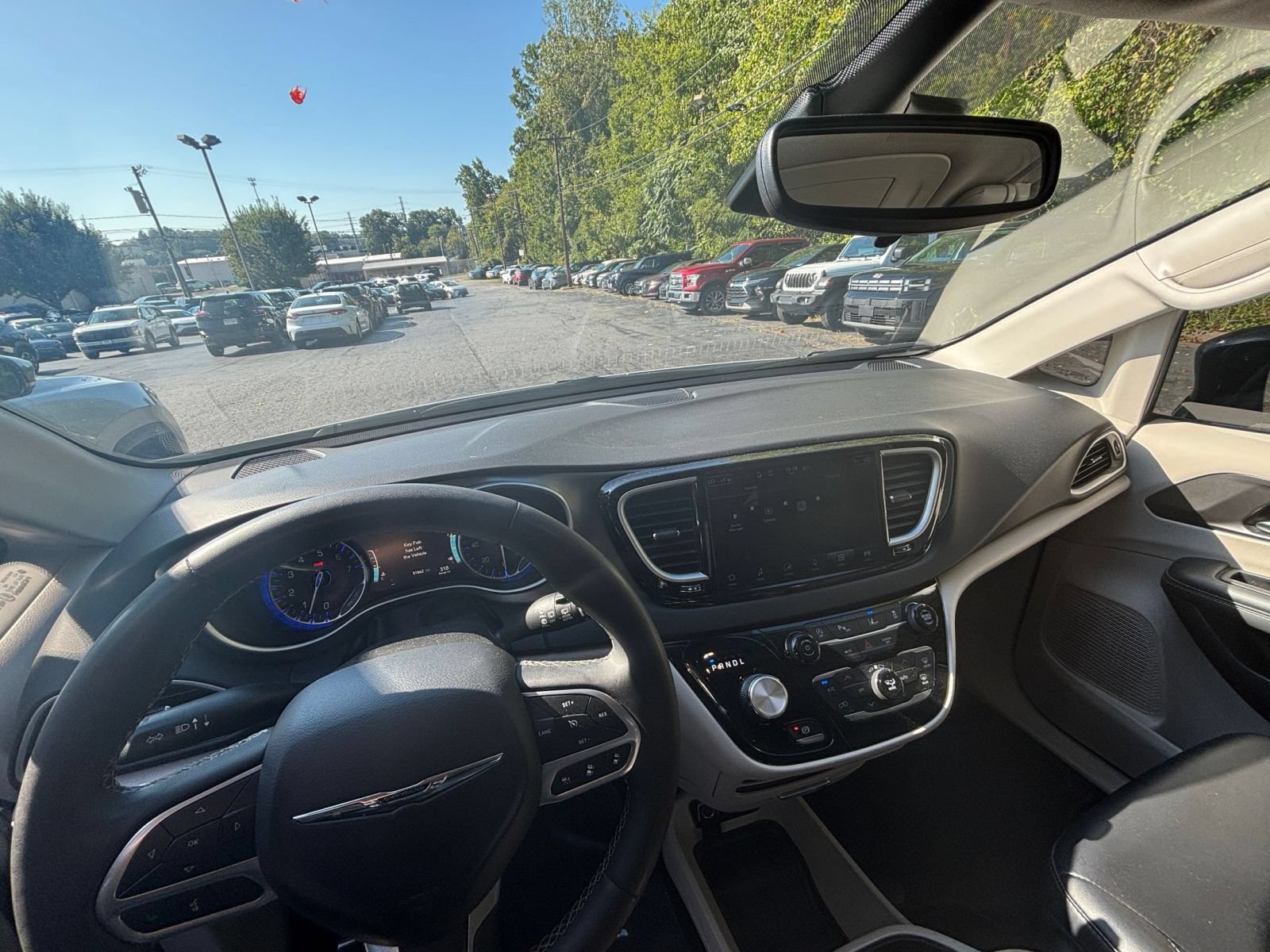 Thumbnail: 2024 Chrysler Pacifica - 32