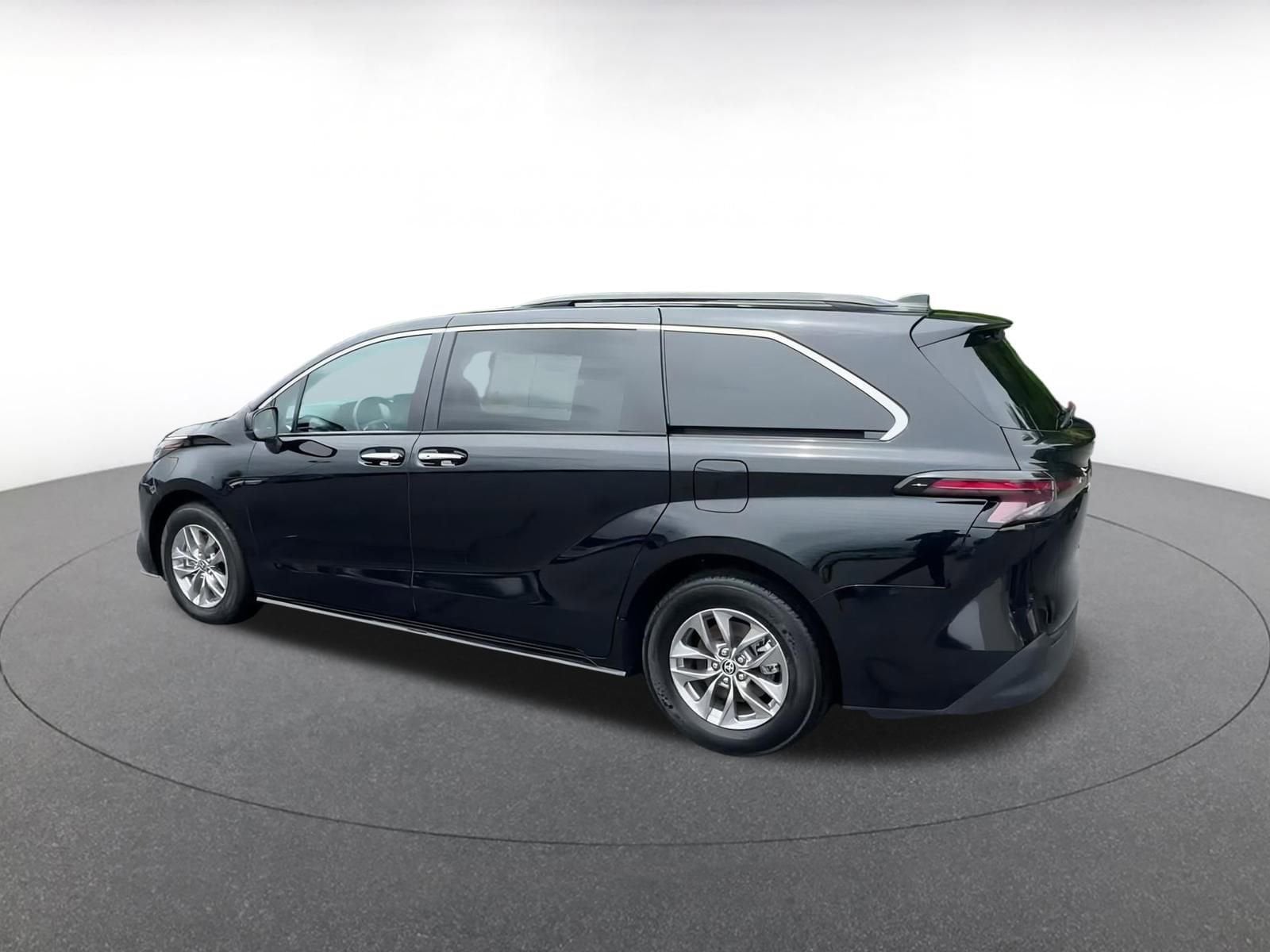 2024 Toyota Sienna XLE 10