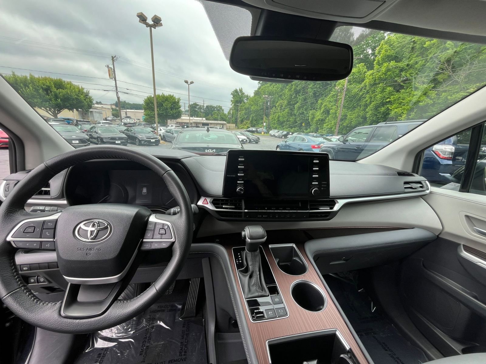 2024 Toyota Sienna XLE 27