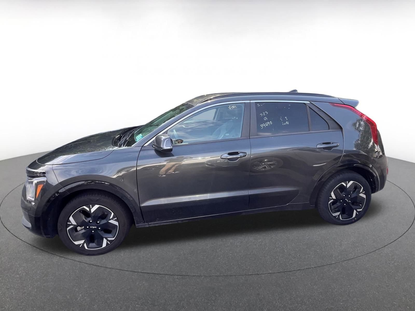 Thumbnail: 2023 Kia Niro - 4