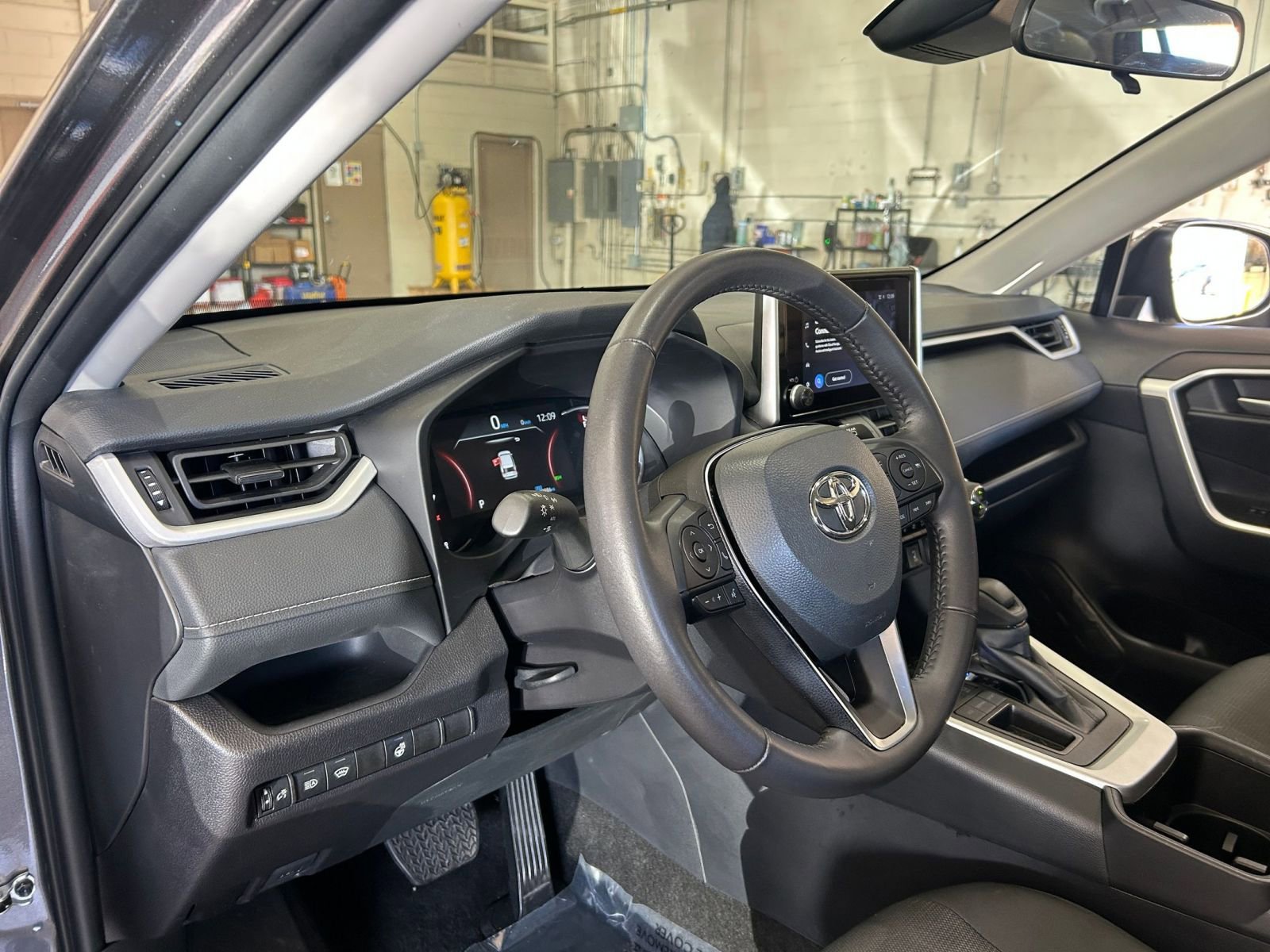 Thumbnail: 2025 Toyota RAV4 - 34