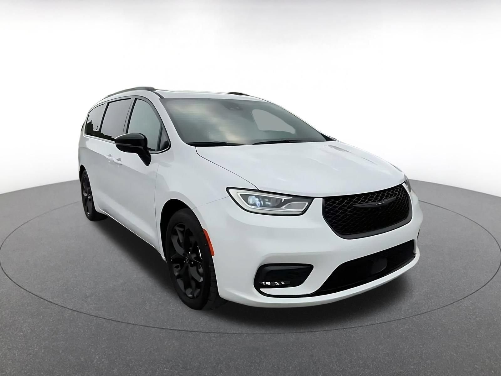 Thumbnail: 2025 Chrysler Pacifica - 3