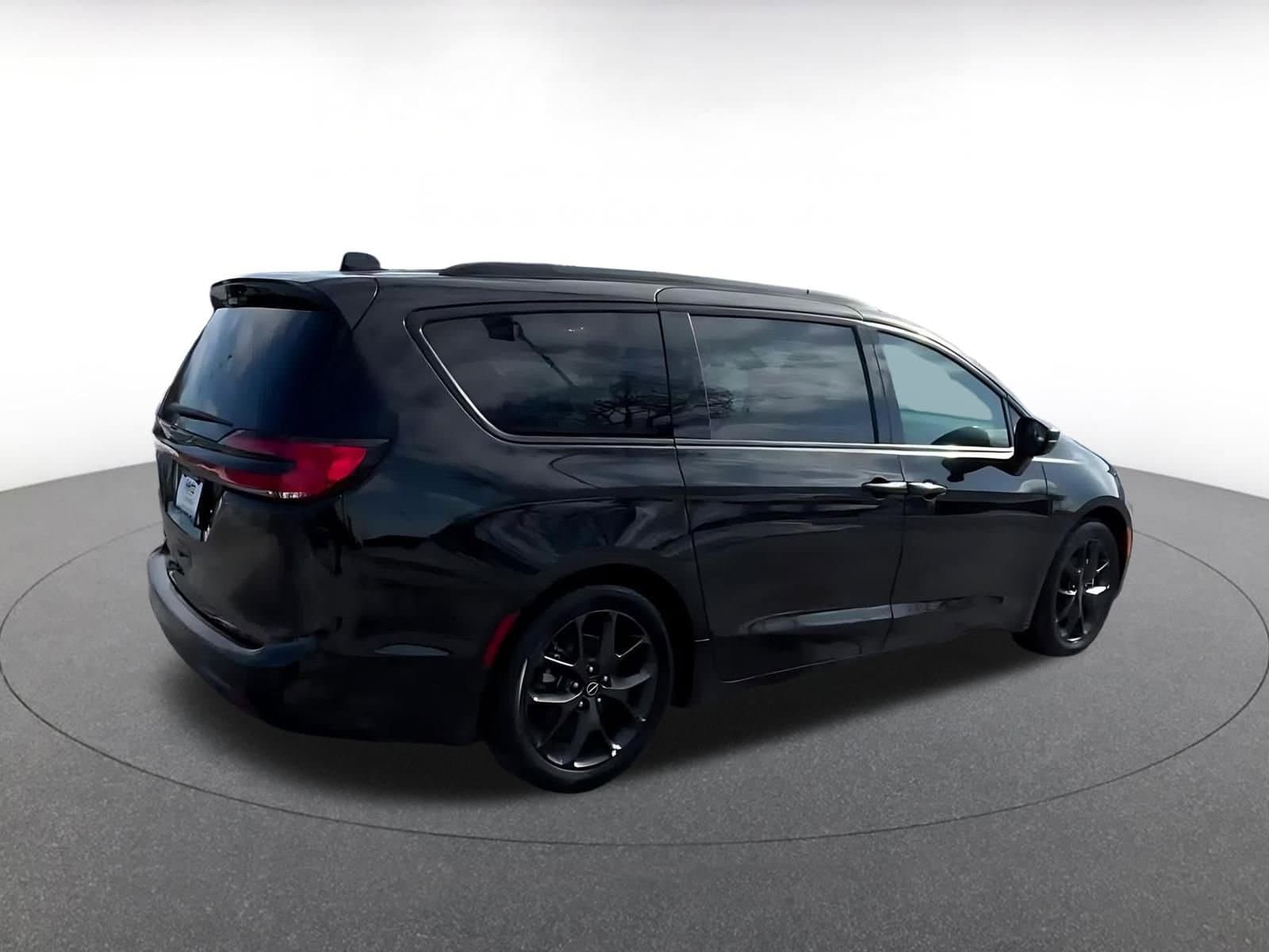 Thumbnail: 2025 Chrysler Pacifica - 15