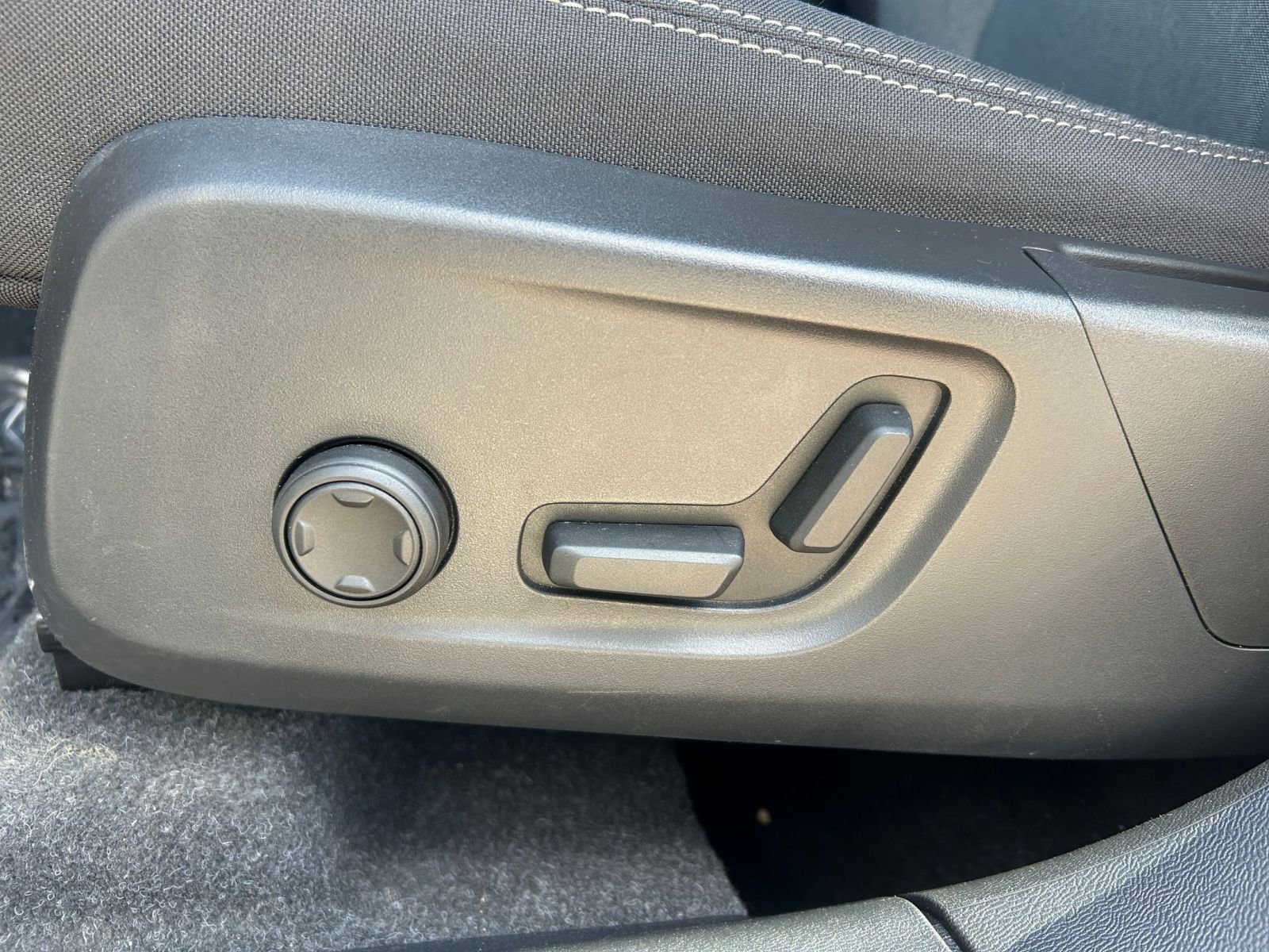 Thumbnail: 2024 Volvo XC40 - 23