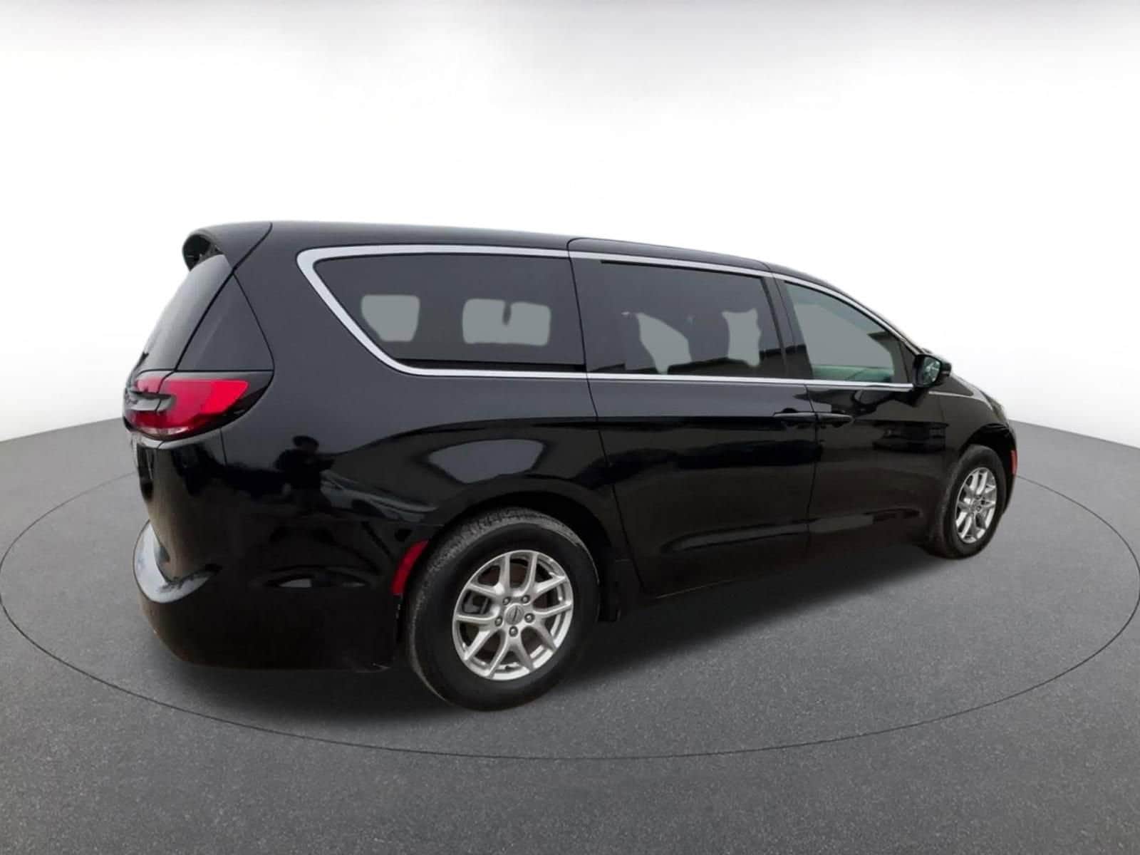 Thumbnail: 2025 Chrysler Pacifica - 15