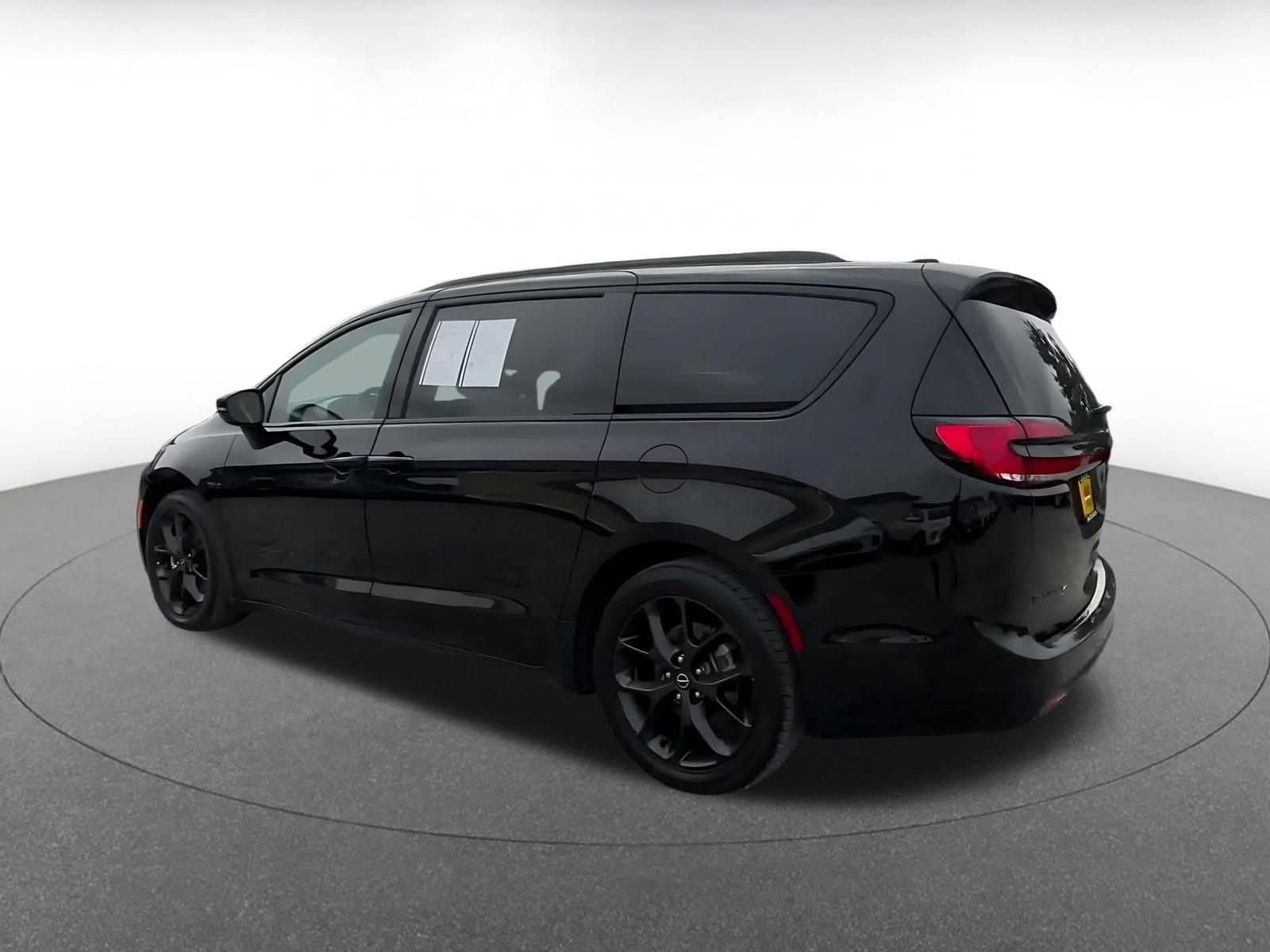 Thumbnail: 2025 Chrysler Pacifica - 10