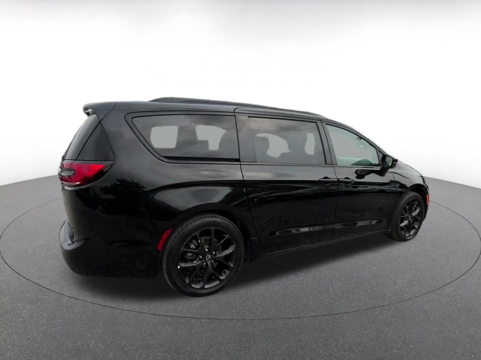 Thumbnail: 2025 Chrysler Pacifica - 15