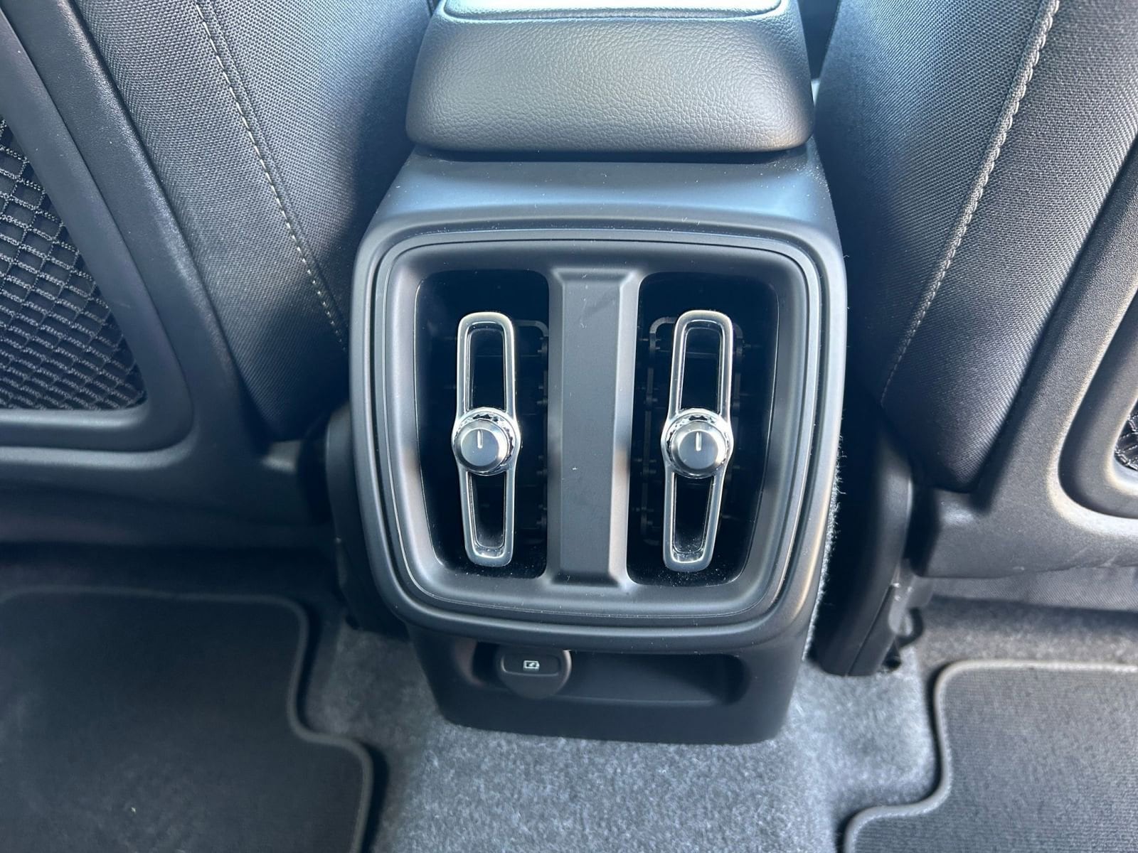 Thumbnail: 2024 Volvo XC40 - 25