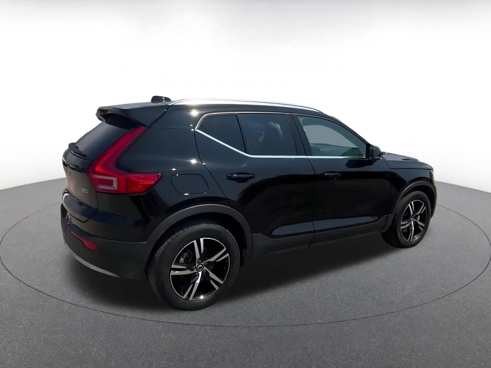 Thumbnail: 2024 Volvo XC40 - 12