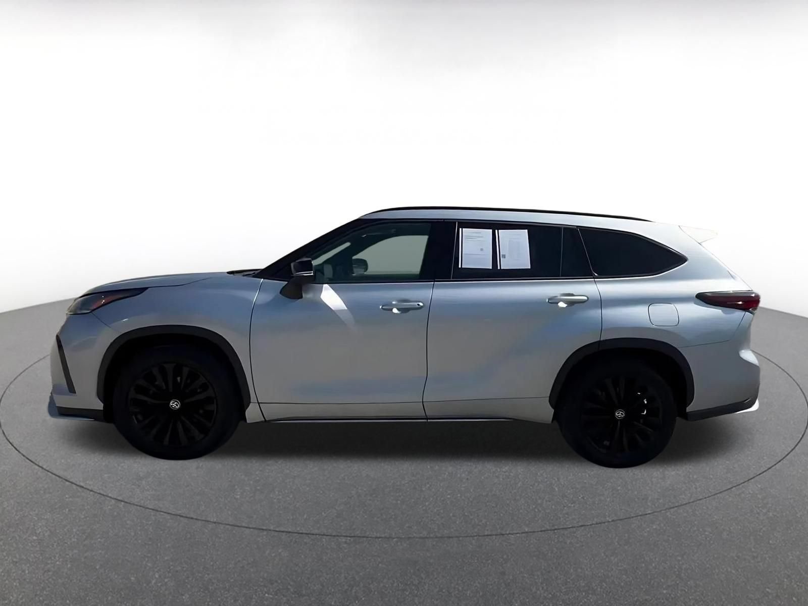 Thumbnail: 2025 Toyota Highlander - 9