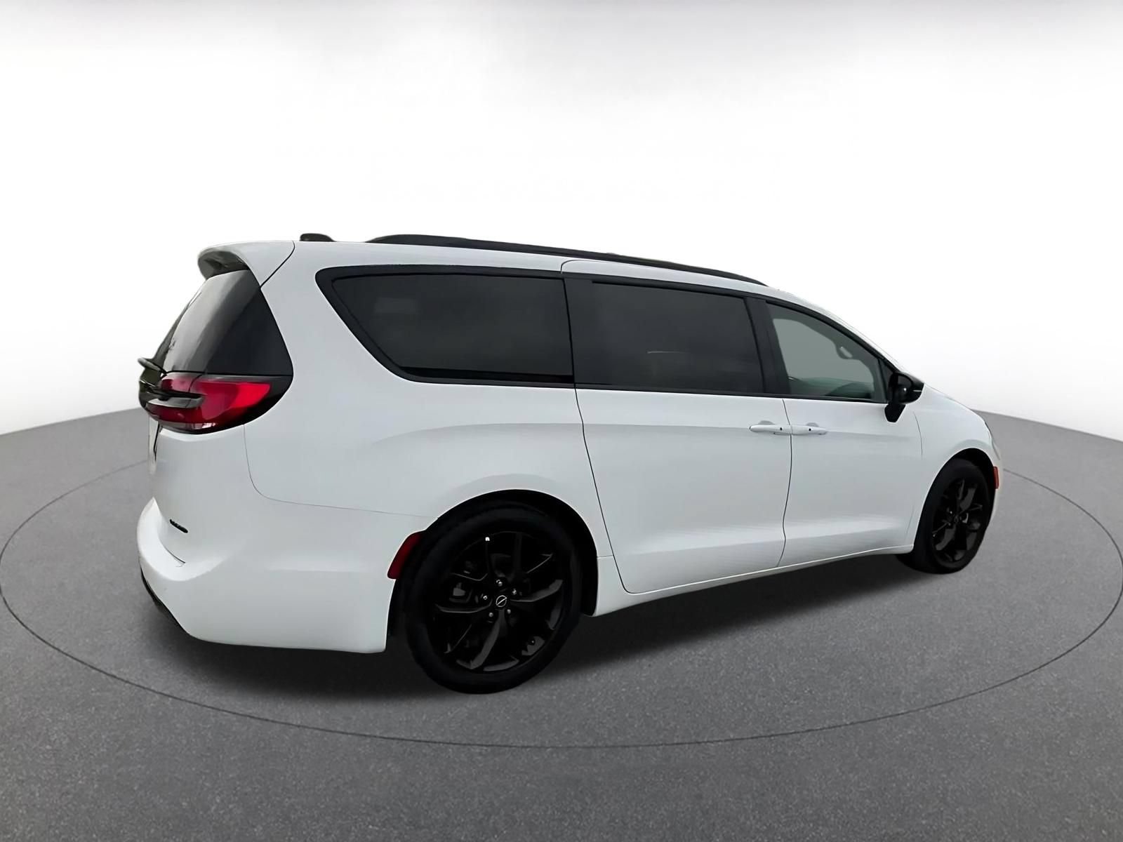 Thumbnail: 2025 Chrysler Pacifica - 15