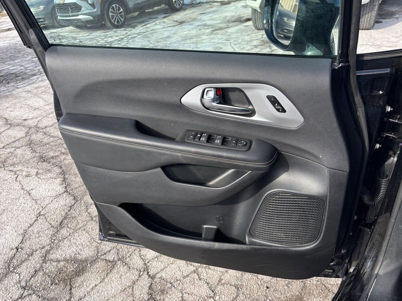 Thumbnail: 2025 Chrysler Pacifica - 18