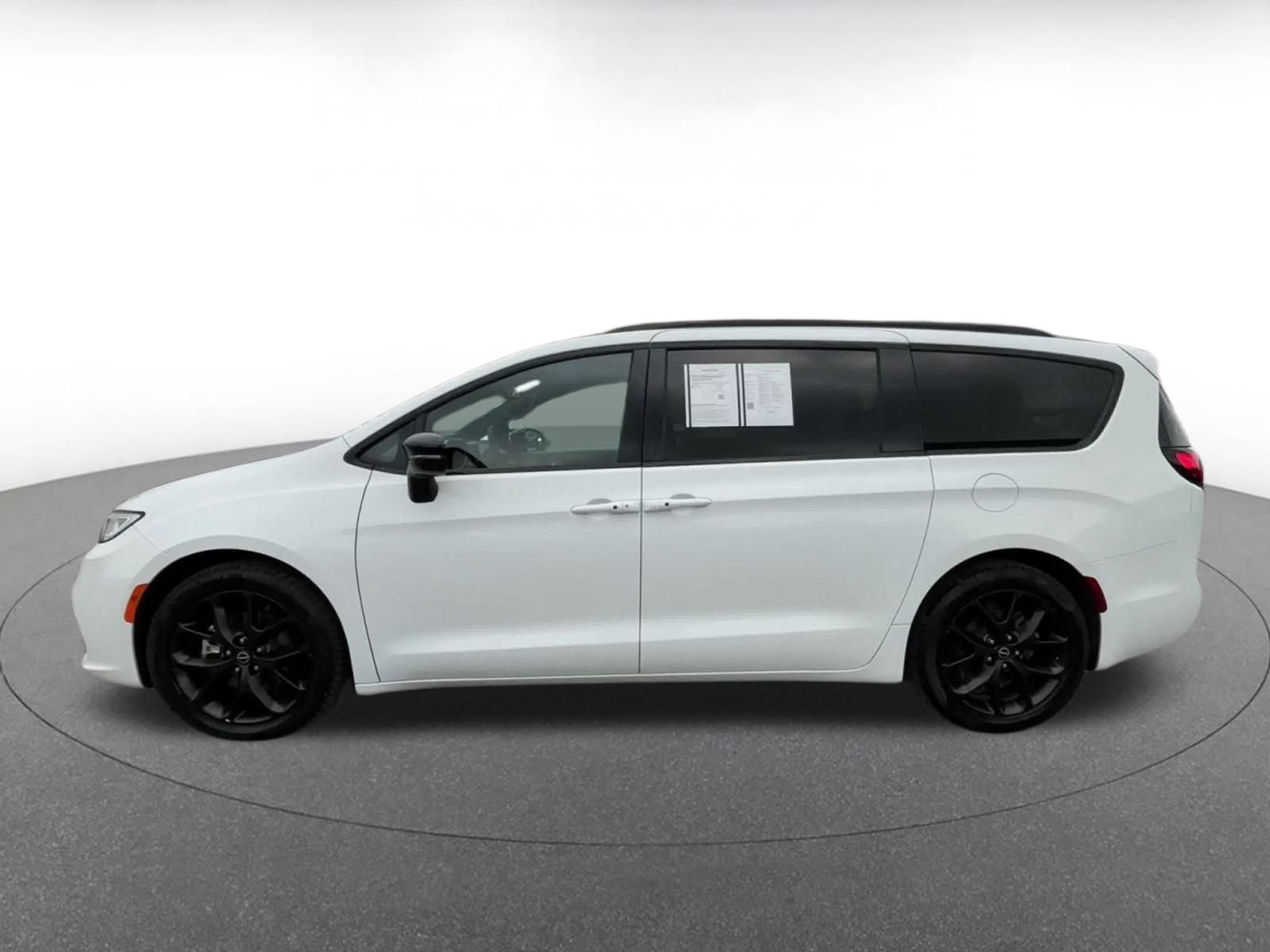 Thumbnail: 2025 Chrysler Pacifica - 9