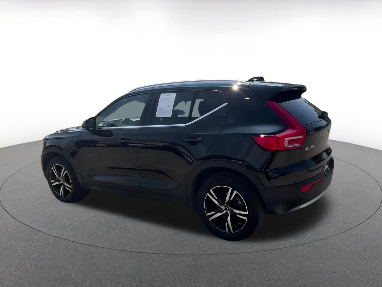 Thumbnail: 2024 Volvo XC40 - 10