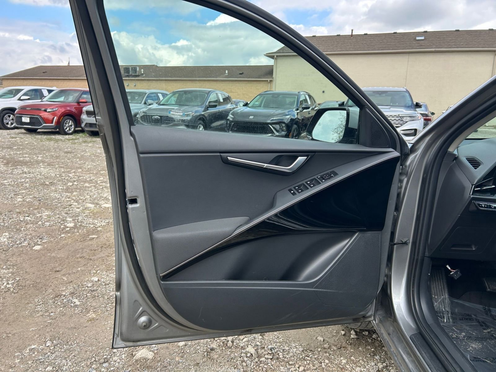 Thumbnail: 2023 Kia Niro - 24