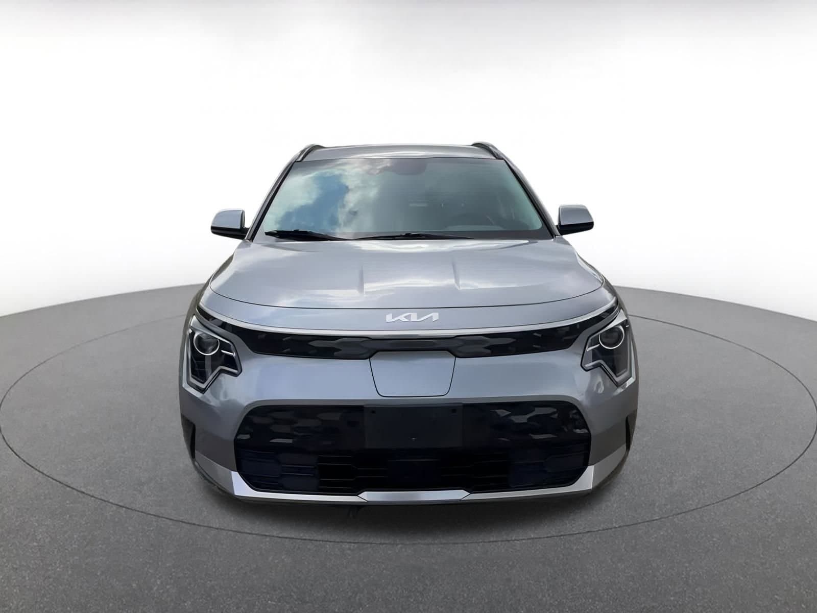 Thumbnail: 2023 Kia Niro - 4