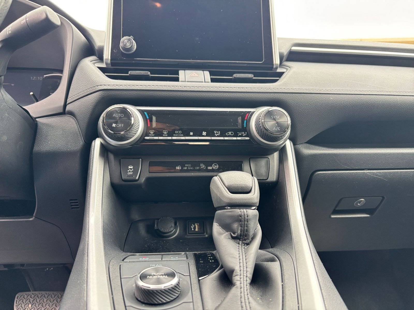 Thumbnail: 2025 Toyota RAV4 - 18