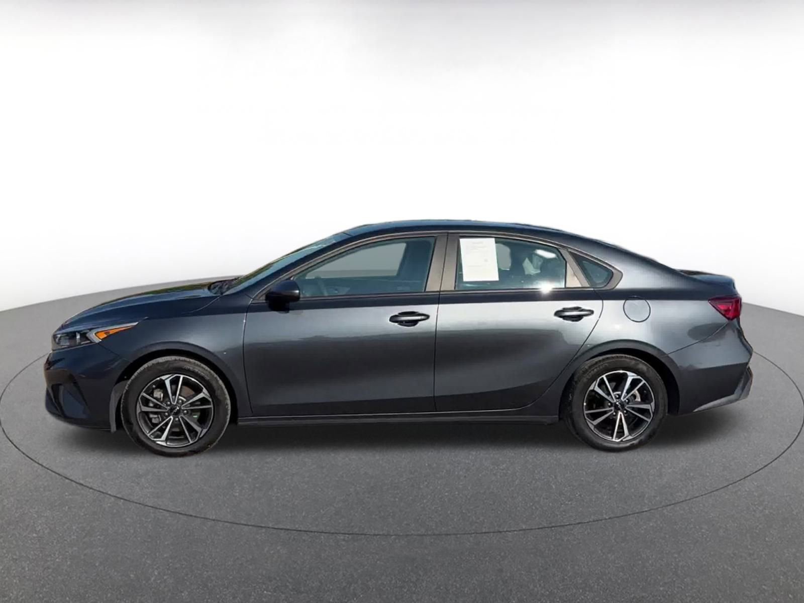 Thumbnail: 2023 Kia Forte - 9