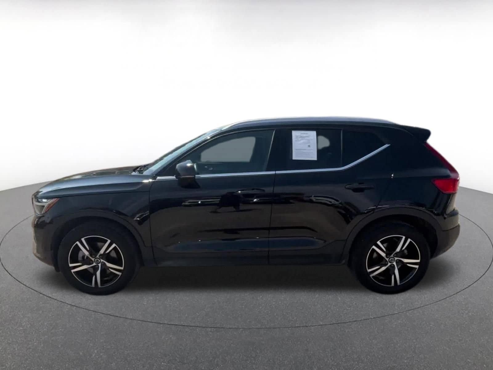 Thumbnail: 2024 Volvo XC40 - 9