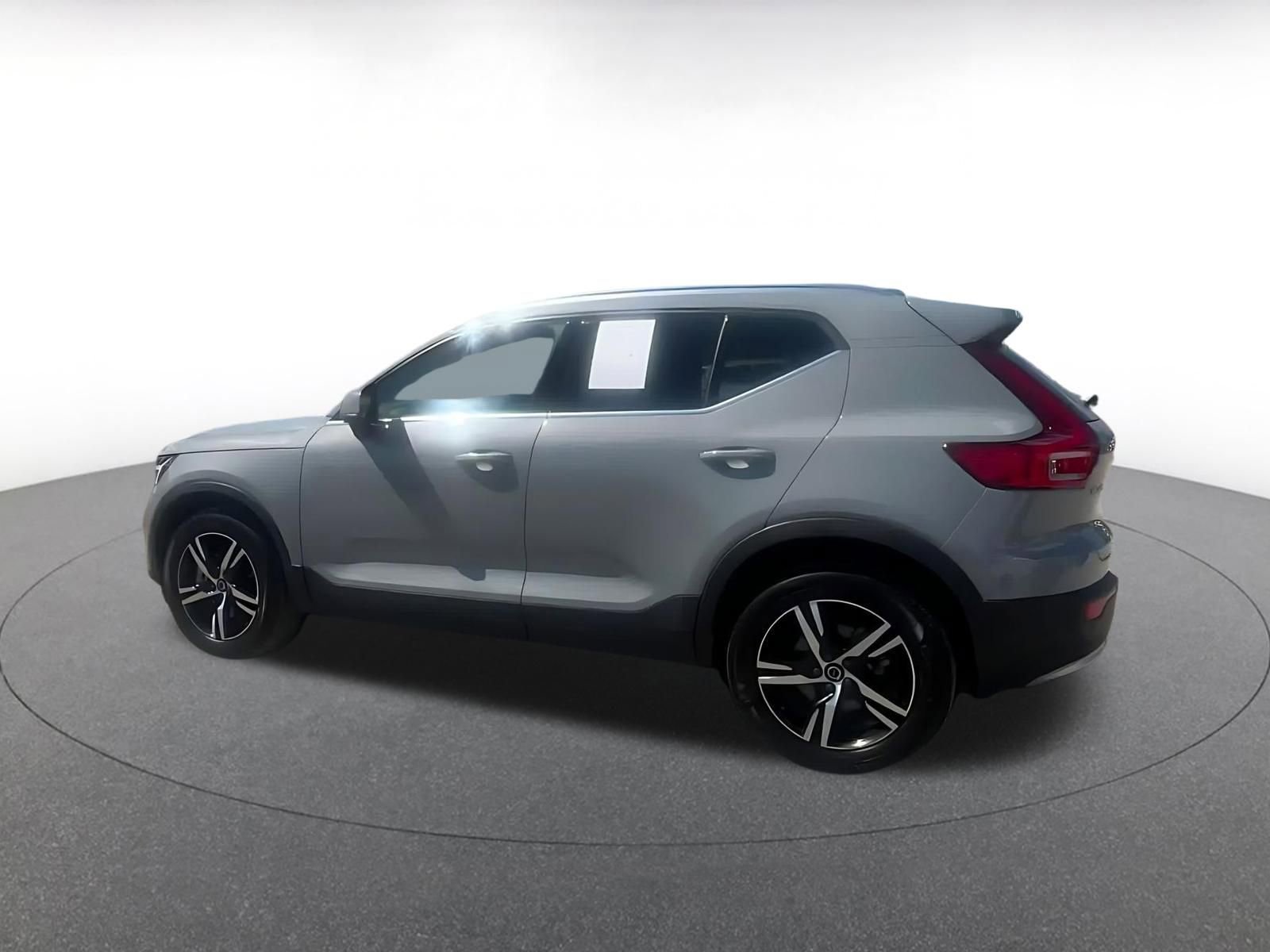 Thumbnail: 2024 Volvo XC40 - 10