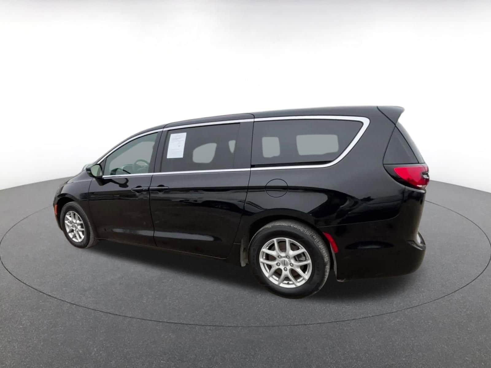 Thumbnail: 2025 Chrysler Pacifica - 10