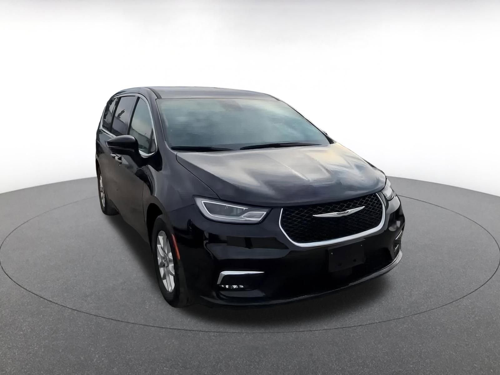 Thumbnail: 2024 Chrysler Pacifica - 3