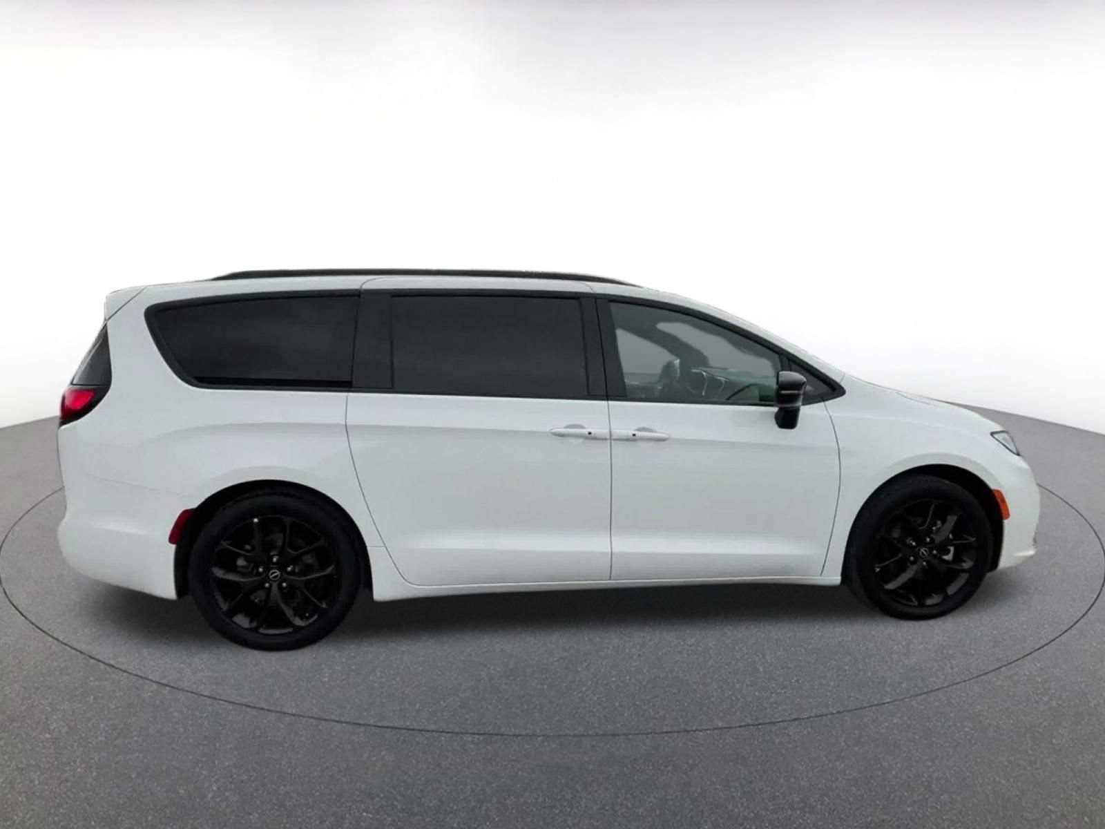 Thumbnail: 2025 Chrysler Pacifica - 16